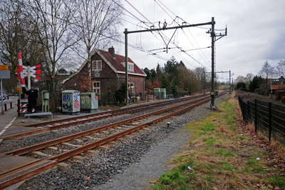 808732 Gezicht op de Oosterspoorweg te Utrecht, vanaf de spoorwegovergang in de Gansstraat / Koningsweg, met links de ...